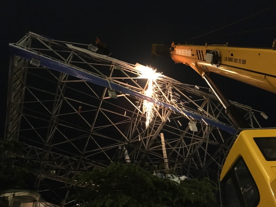 Công việc cắt, giải phóng bảng quảng cáo khủng đang được tiến hành