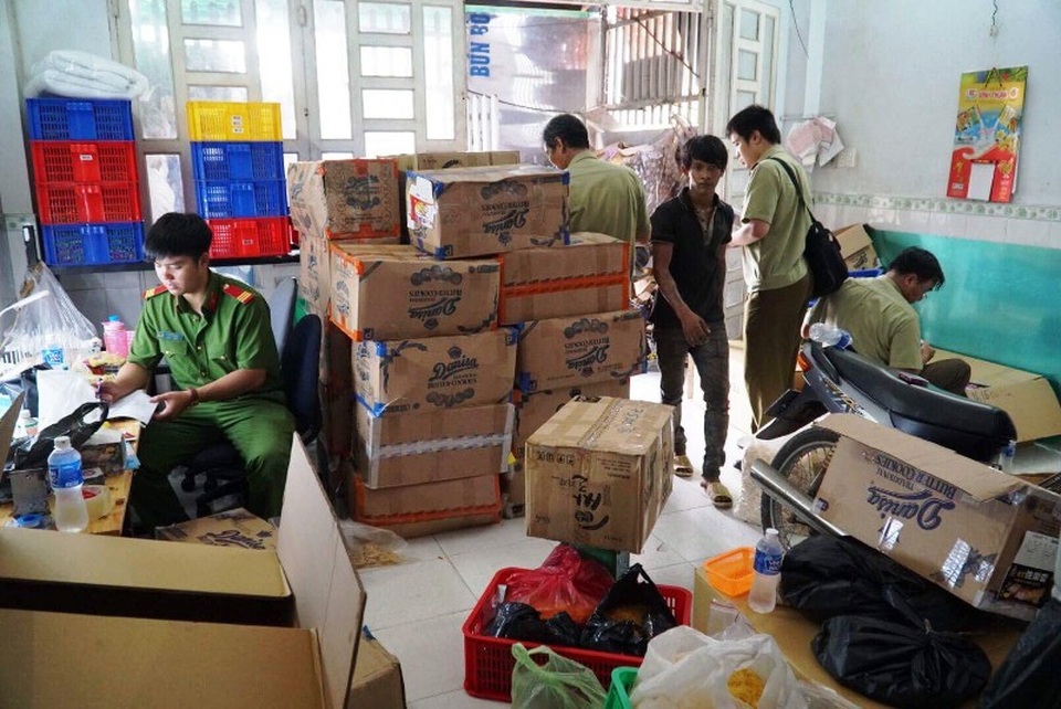 "Choáng" khi phát hiện hàng ngàn bao cao su nghi giả thương hiệu Durex, X-Men - 1 Lực lượng chức năng bất ngờ kiểm tra cơ sở sản xuất tại ấp 4, xã Xuân Thới Thượng, huyện Hóc Môn và phát hiện vi phạm.