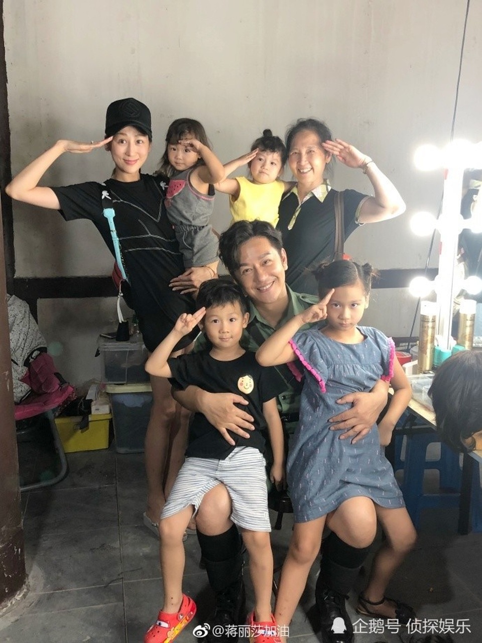 Gia đình nhỏ hạnh phúc của “Tôn Ngộ Không” Trần Hạo Dân - 1
Bà xã Trần Hạo Dân đưa bốn đứa con tới thăm chồng tại phim trường, ngày 10/8.