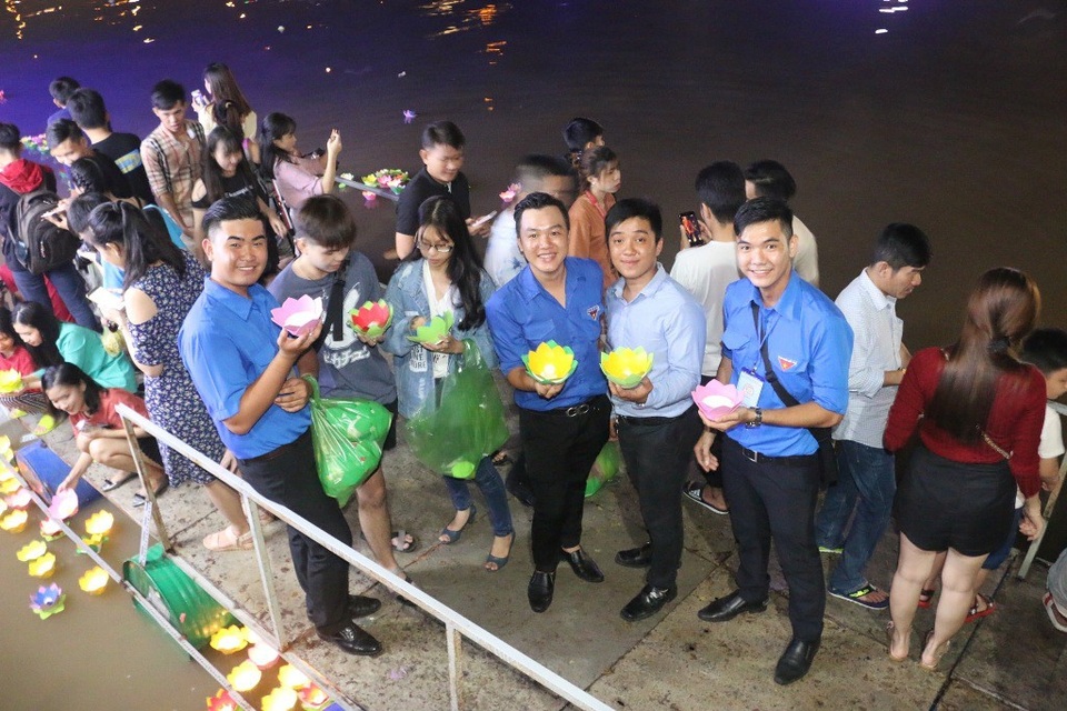 Dập dìu đèn hoa… “trôi” trên sông Cần Thơ - 8 Đêm hoa đăng Ninh Kiều rất thu hút bạn trẻ đến tham gia thả đèn