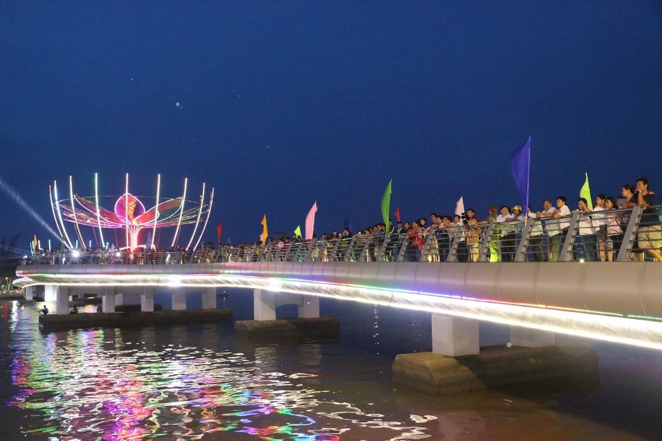 Dập dìu đèn hoa… “trôi” trên sông Cần Thơ - 9 Đêm hoa đăng Ninh Kiều thu hút hàng nghìn lượt du khách đến xem