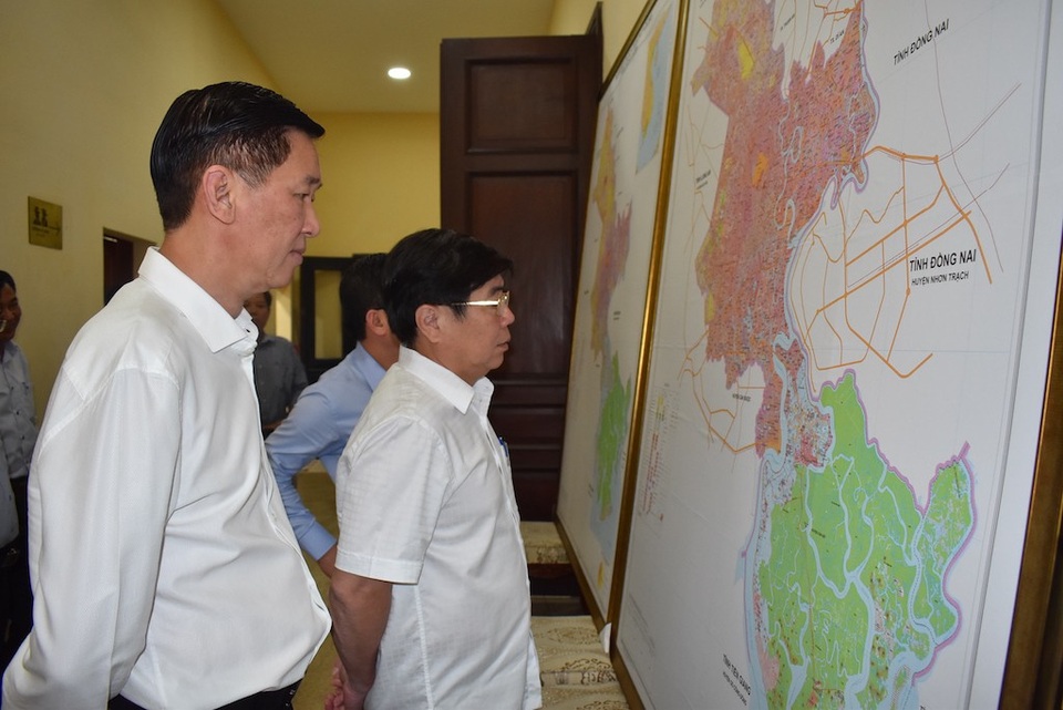 TPHCM làm gì với hơn 26.000ha đất nông nghiệp được phép chuyển đổi? - 3 Chủ tịch UBND TPHCM Nguyễn Thành Phong và Phó Chủ tịch Trần Vĩnh Tuyến (trái) xem bản đồ điều chỉnh quy hoạch và kế hoạch sử dụng đất đến năm 2020 của thành phố