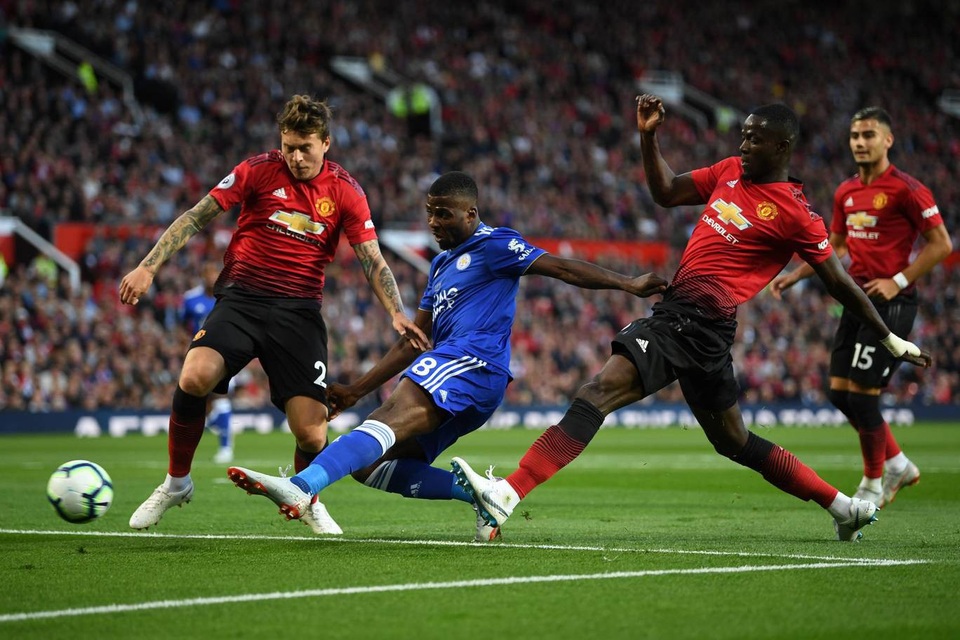 Những khoảnh khắc chiến thắng đầu tiên của MU trong mùa giải mới - 13
Các cầu thủ Leicester tấn công không ấn tượng trong khoảng thời gian dài. Bailly (thứ hai từ phải sang) thi đấu chắc chắn với nhiều pha cắt bóng xuất sắc