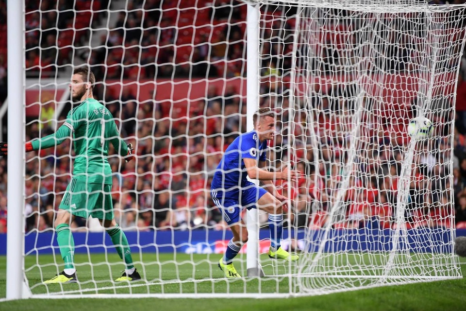 Những khoảnh khắc chiến thắng đầu tiên của MU trong mùa giải mới - 20
Vardy mang lại hy vọng nhỏ nhoi cho Leicester