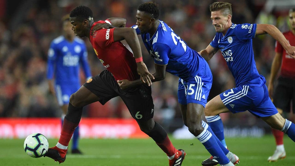 Bỏ qua hiềm khích, Mourinho ví Pogba như… “quái vật” - 1
Pogba nhận lời khen của HLV Mourinho