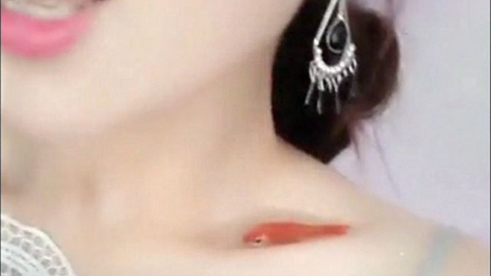 Trào lưu nuôi cá trên xương quai xanh để khoe độ mảnh mai - 3 Tại Trung Quốc, phụ nữ mảnh mai lộ xương quai xanh được cho là hấp dẫn