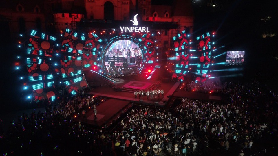 Sự nhiệt tình của hàng ngàn khán giả hâm mộ có mặt tại Quảng trường thần thoại Vinpearl Land khiến Liz Mitchell rất xúc động. Bà liên tục nói “Tôi yêu các bạn” bằng cả tiếng Anh lẫn tiếng Việt để đáp lại tình cảm của khán giả Việt Nam.