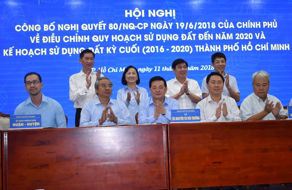 TPHCM làm gì với hơn 26.000ha đất nông nghiệp được phép chuyển đổi? - 2 Sở Tài nguyên - Môi trường ký bàn giao điều chỉnh quy hoạch sử dụng đất để các quận, huyện triển khai thực hiện