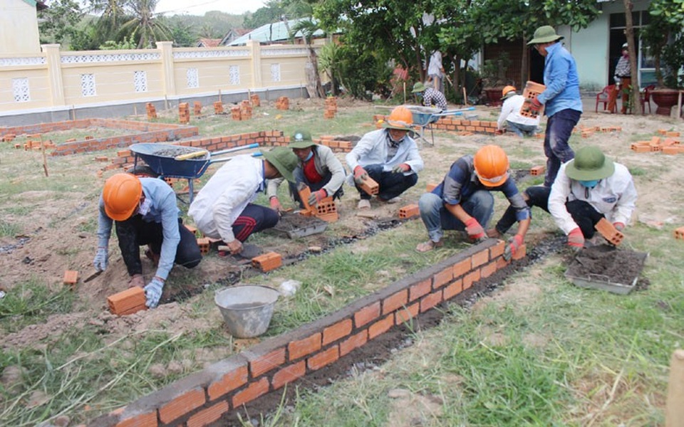 Dấu ấn sinh viên tình nguyện mùa hè xanh - 6 Sinh viên tình nguyện Trường đại học Xây dựng Miền Trung đang xây dựng khuôn viên vui chơi tại Trường tiểu học xã Hòa Hội (huyện Phú Hòa)