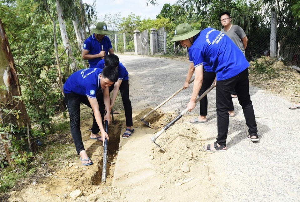 Dấu ấn sinh viên tình nguyện mùa hè xanh - 7 Sinh viên Học viện Ngân hàng - Phân viện Phú Yên thi công đường ống dẫn nước sinh hoạt cho người dân ở xóm Láng (thôn Tân Lương, xã Sơn Hội, huyện Sơn Hòa)