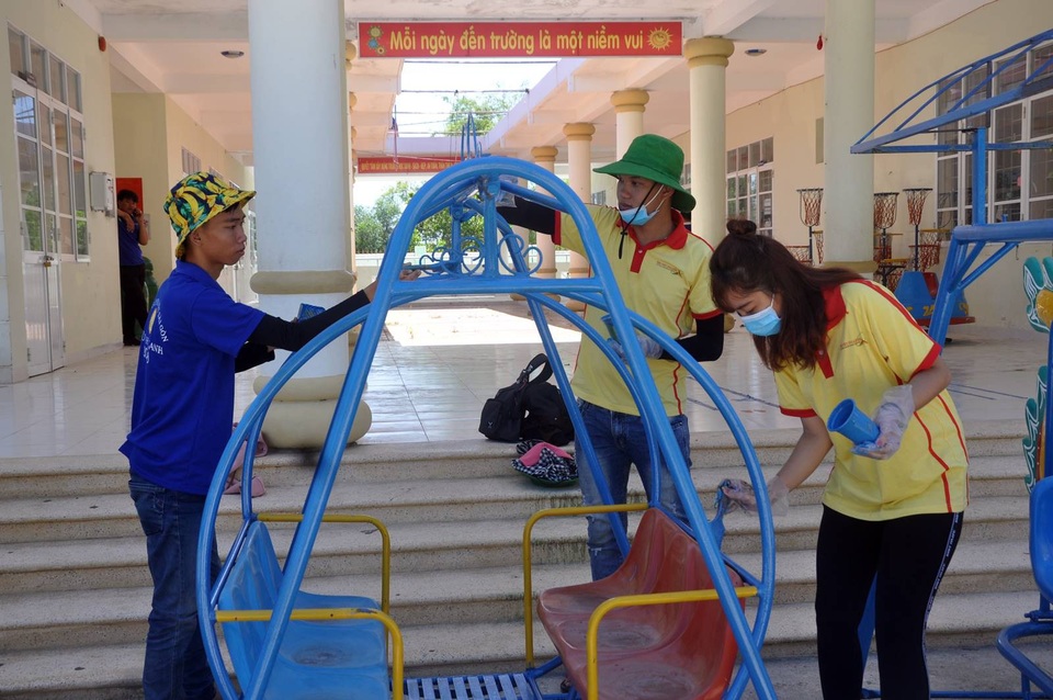 Dấu ấn sinh viên tình nguyện mùa hè xanh - 4 Sinh viên tình nguyện Trường cao đẳng Đại Việt Sài Gòn làm và sơn khu vui chơi của Trường mầm non An Dân (huyện Tuy An)