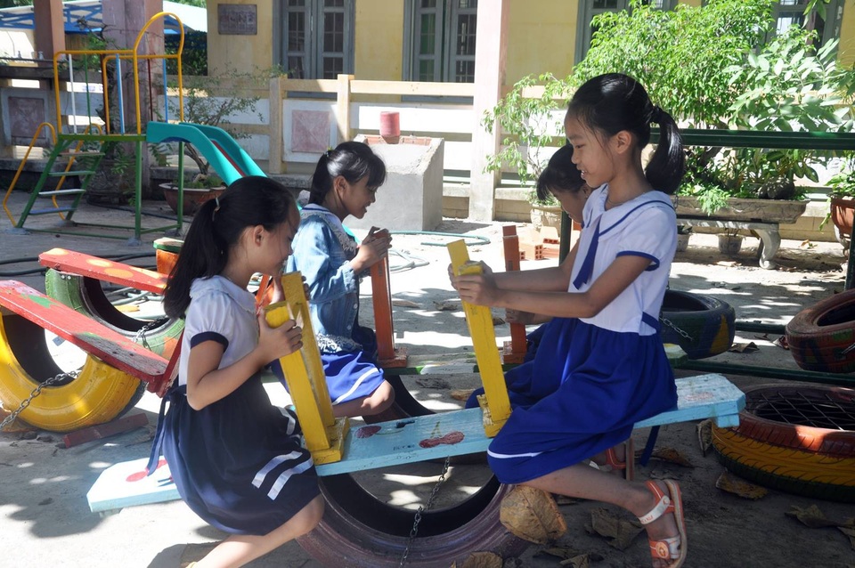Dấu ấn sinh viên tình nguyện mùa hè xanh - 5 Các em học sinh thích thú với khu vui chơi mới