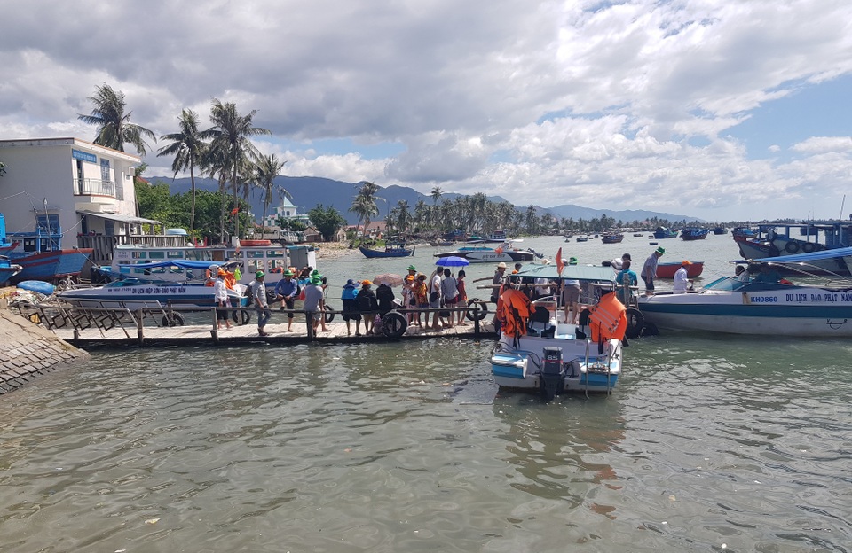 Khách đến thủy đạo Điệp Sơn “hạ nhiệt” nửa đầu năm - 2