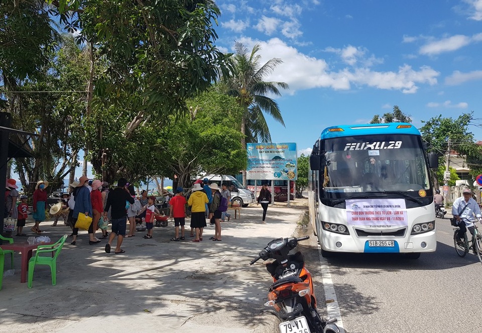 Xe khách đưa nhóm du khách đến bến đò để lên ca nô đi đảo Điệp Sơn