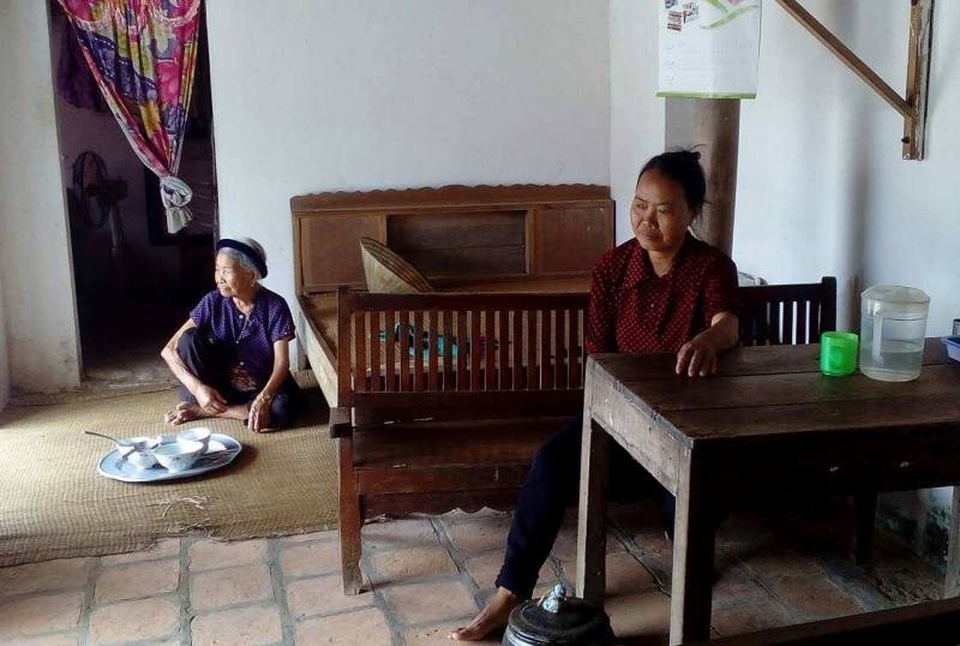 Nữ sinh mồ côi cha lo không có tiền theo học đại học - 2 Mẹ ốm đau bệnh tật, bà ngoại già yếu nên việc lo cho Ánh học đại học là rất khó khăn