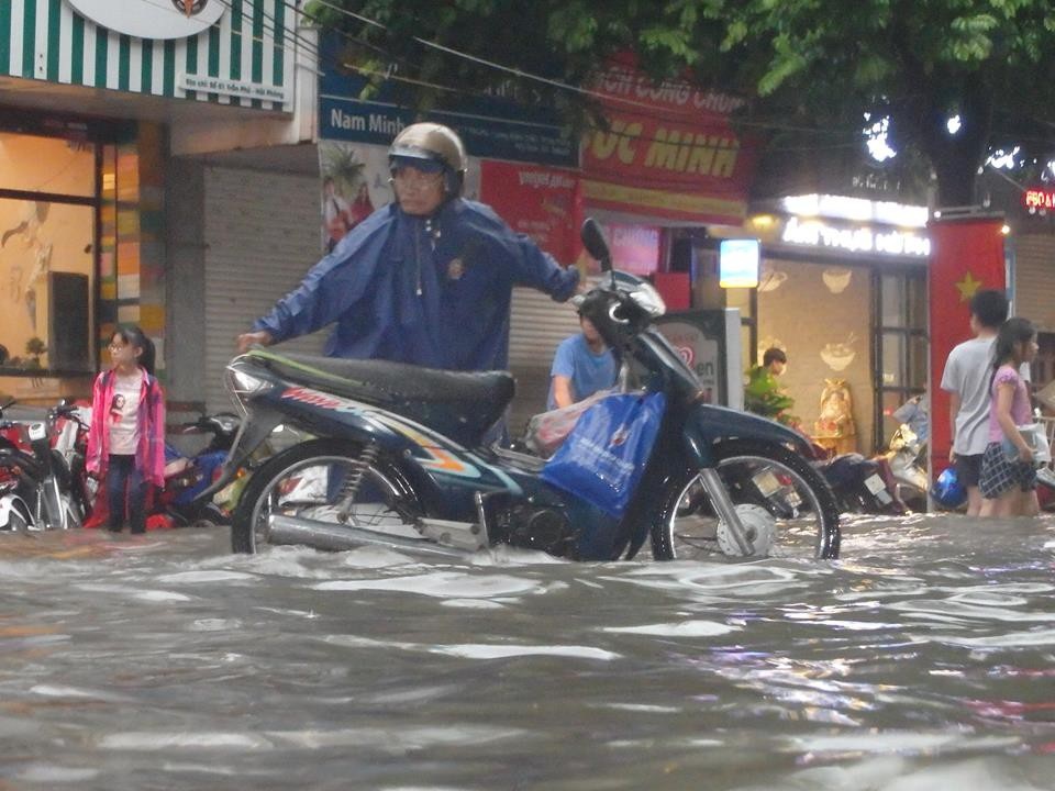 Người dân chật vật giữa biển nước tại đường Trần Phú