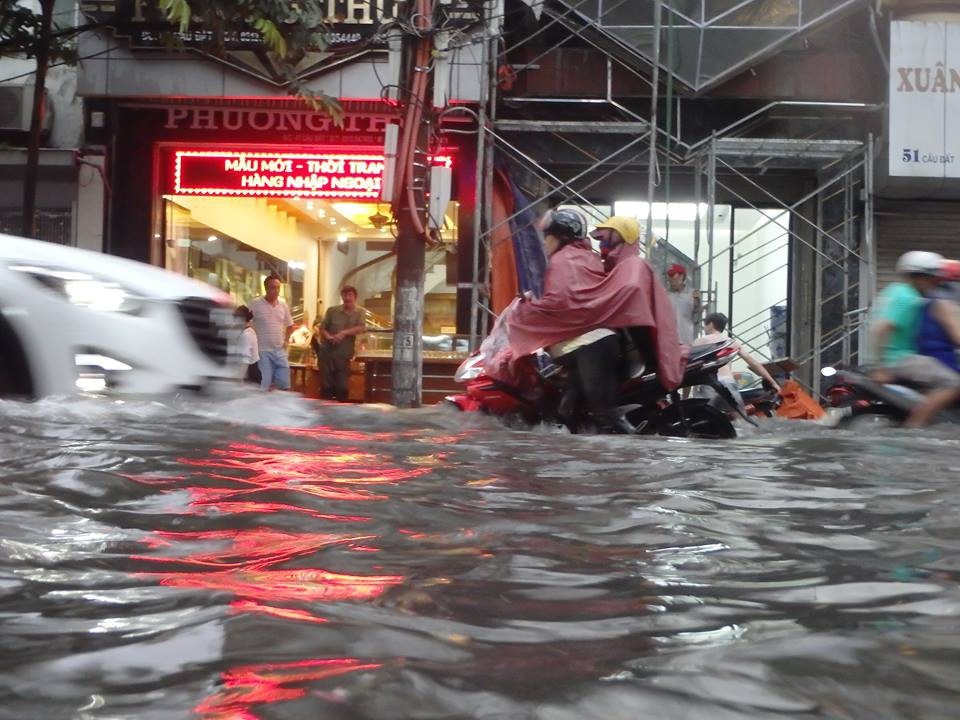 Nước ngập lưng xe máy