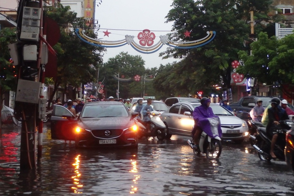 Đường Cầu Đất kẹt cứng người và xe