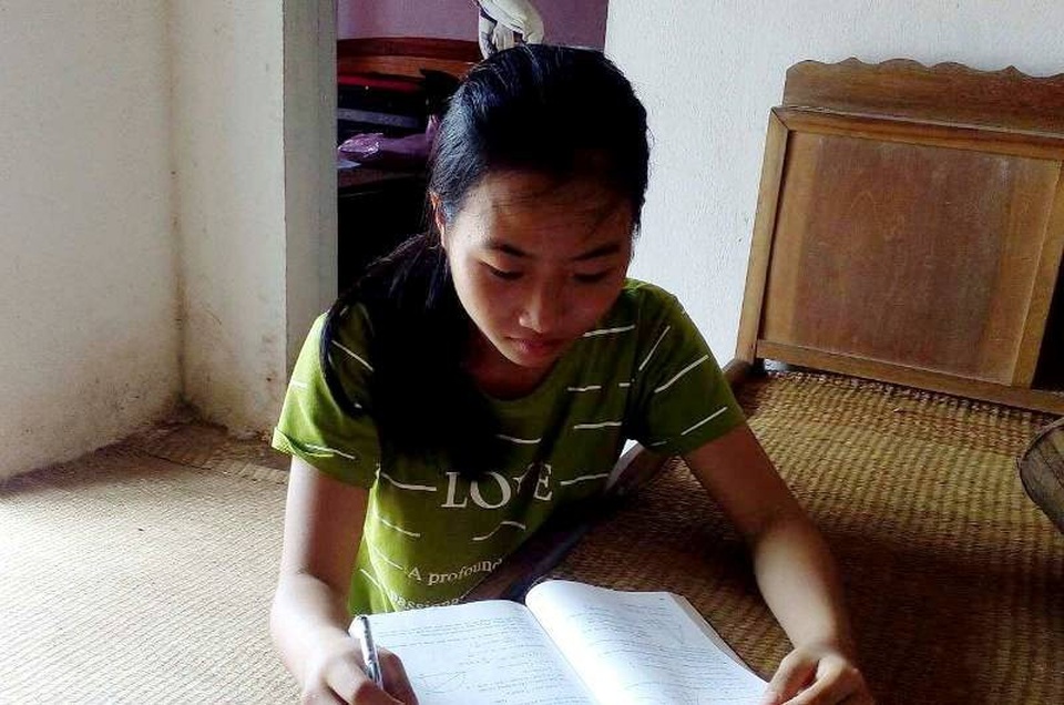 Nữ sinh mồ côi cha lo không có tiền theo học đại học - 1 Dù hoàn cảnh gia đình khó khăn, mồ côi bố từ nhỏ nhưng Ánh rất nỗ lực trong học tập và đạt kết quả tốt