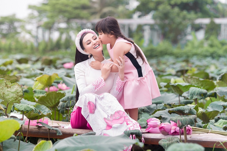 Mẹ con Trần Huyền Nhung duyên dáng trong tà áo dài Việt của NTK Ngọc Hân - 1 Mẹ con Trần Huyền Nhung duyên dáng trong tà áo dài Việt của NTK Ngọc Hân - 1