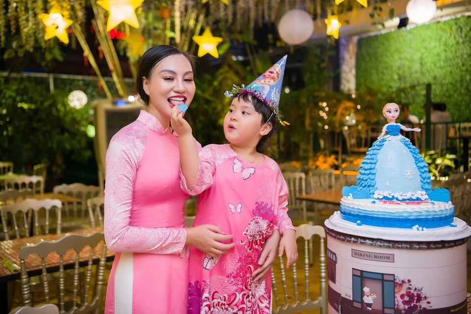 Mẹ con Trần Huyền Nhung duyên dáng trong tà áo dài Việt của NTK Ngọc Hân - 2 Mẹ con Trần Huyền Nhung duyên dáng trong tà áo dài Việt của NTK Ngọc Hân - 2
