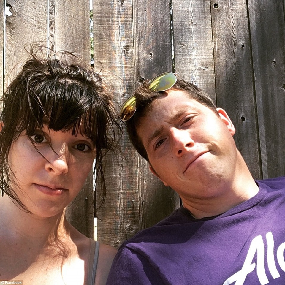 Lộ diện nghi phạm vụ cướp máy bay ở sân bay Mỹ để tự sát - 2 Russell có cuộc sống khá hạnh phúc và êm đềm với người vợ Hannah (Ảnh: Facebook)