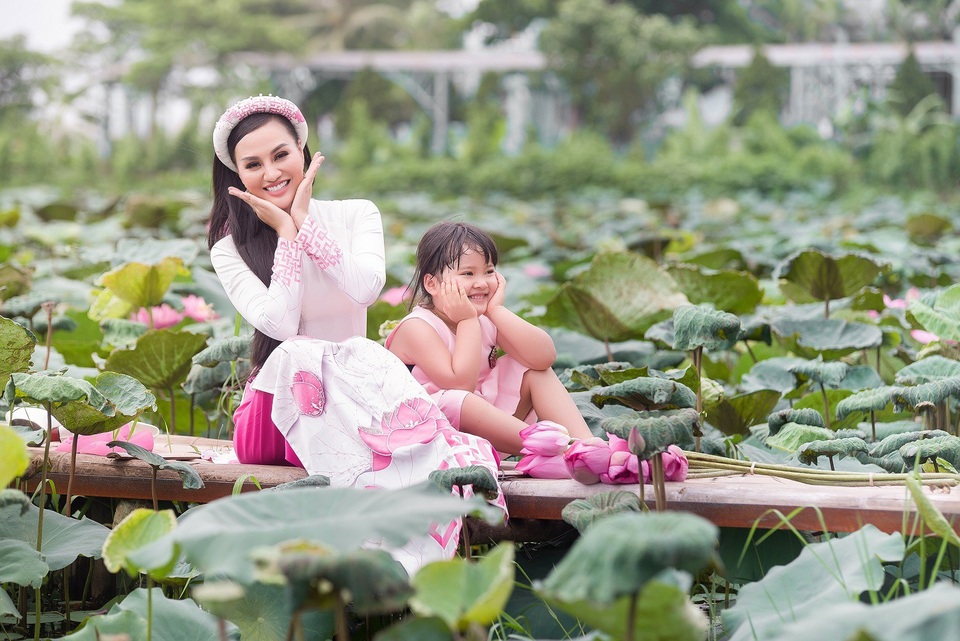 Mẹ con Trần Huyền Nhung duyên dáng trong tà áo dài Việt của NTK Ngọc Hân - 3 Mẹ con Trần Huyền Nhung duyên dáng trong tà áo dài Việt của NTK Ngọc Hân - 3