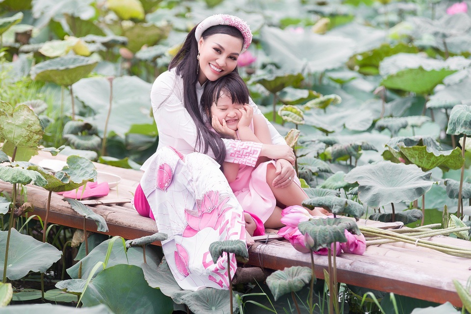 Mẹ con Trần Huyền Nhung duyên dáng trong tà áo dài Việt của NTK Ngọc Hân - 4 Mẹ con Trần Huyền Nhung duyên dáng trong tà áo dài Việt của NTK Ngọc Hân - 4
