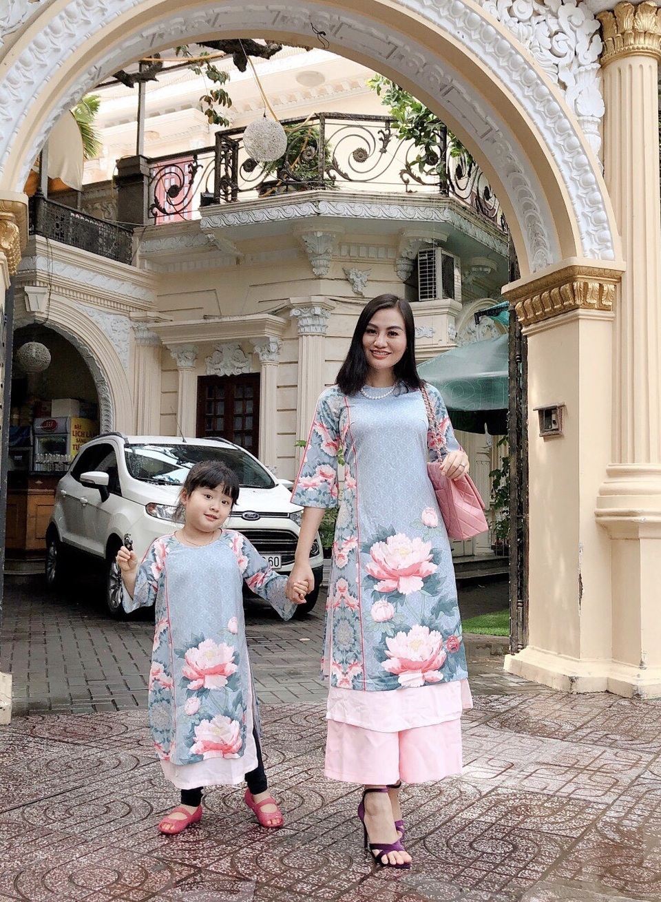 Mẹ con Trần Huyền Nhung duyên dáng trong tà áo dài Việt của NTK Ngọc Hân - 8 Mẹ con Trần Huyền Nhung duyên dáng trong tà áo dài Việt của NTK Ngọc Hân - 8