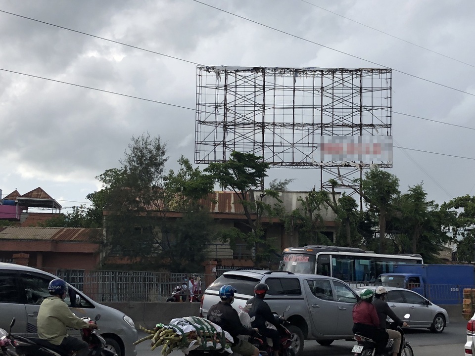 Hàng loạt bảng quảng cáo “tử thần” treo lơ lửng trên đầu người dân - 20 Hàng loạt bảng quảng cáo “tử thần” treo lơ lửng trên đầu người dân - 20
