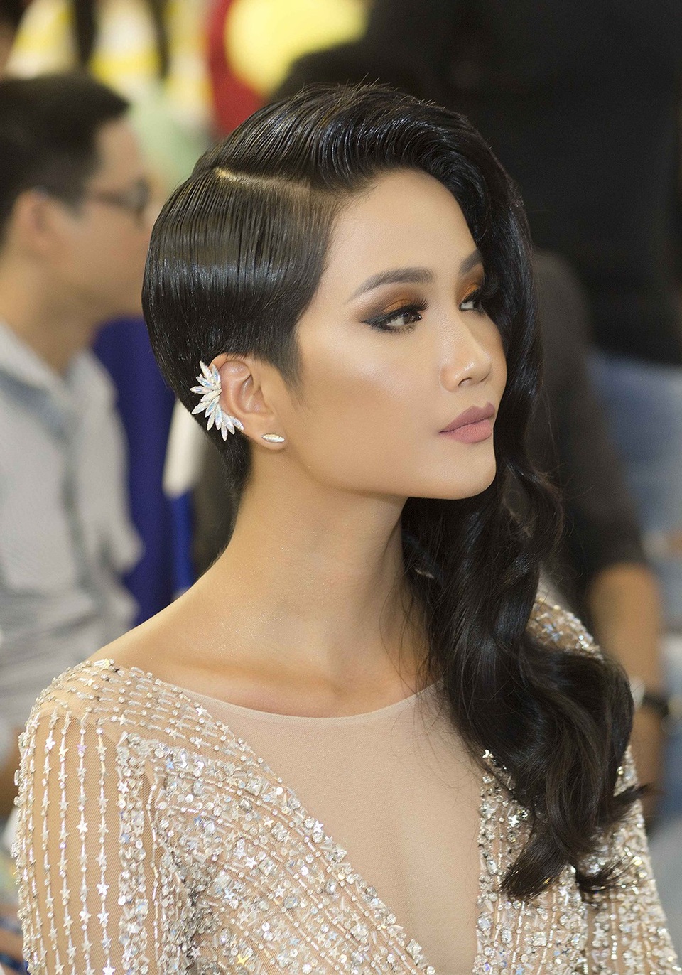 Hoa hậu H’hen Niê gây chú ý với mái tóc “nửa dài – nửa ngắn” khác lạ - 3 Cô còn kết hợp cùng chiếc bông tai “hot” nhất hiện nay và style trang điểm nhẹ nhàng, hình ảnh mới này nhanh chóng thu hút sự chú ý.
