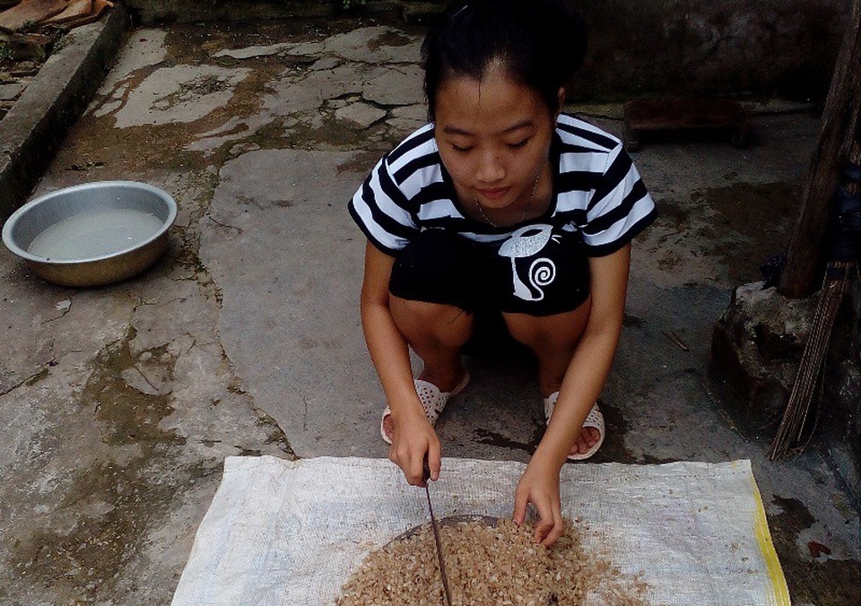 Nữ sinh mồ côi cha lo không có tiền theo học đại học - 3 Tất cả tiền học của Ánh chỉ dựa vào việc vay mượn ngân hàng và anh em họ hàng