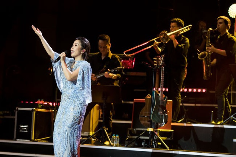 Mỹ Linh bật khóc, ngỏ lời yêu với Anh Quân trên sân khấu - 1 Diva Tóc ngắn thăng hoa cùng những người bạn trong đêm đầu tiên, 11/8 tại Hà Nội. Đêm thứ 2 tiếp tục diễn ra tối nay, 12/8 tại Hà Nội.