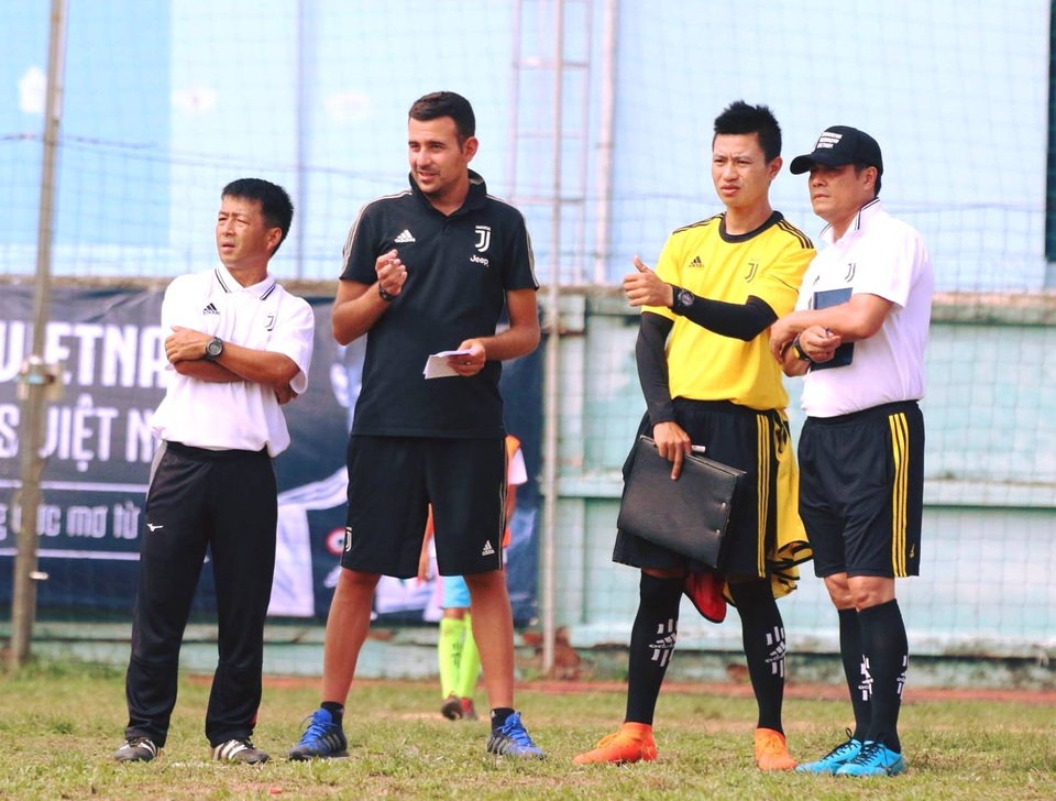 Cựu HLV đội tuyển quốc gia Nguyễn Hữu Thắng (bìa phải) cùng các chuyên gia đào tạo trẻ từ Juventus quan sát sự thể hiện của các cầu thủ nhí trên sân