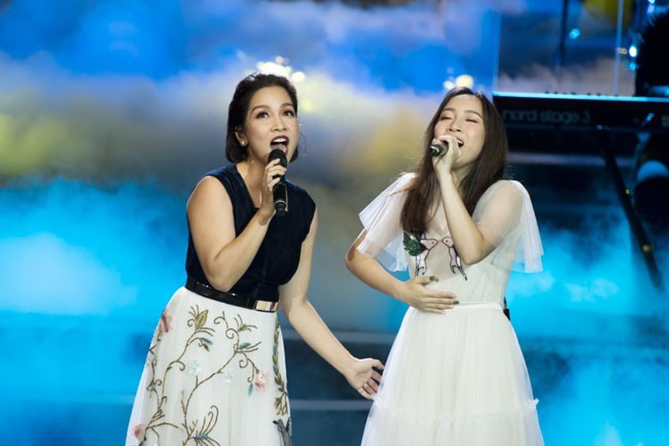 Mỹ Linh bật khóc, ngỏ lời yêu với Anh Quân trên sân khấu - 5 Mỹ Linh song ca cùng con gái, Mỹ Anh.