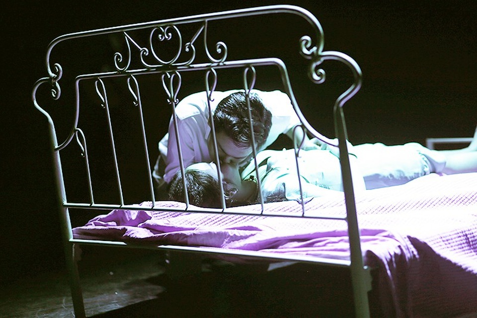 Học sinh chuyên Ams tái hiện "nụ hôn đánh thức" trên sân khấu nhạc kịch - 1
Hai nhân vật chính tái hiện phân cảnh “nụ hôn đánh thức” khi cô gái ngủ say suốt 3 năm, để mặc chàng trai tìm kiếm trong dằn vặt, đau khổ.