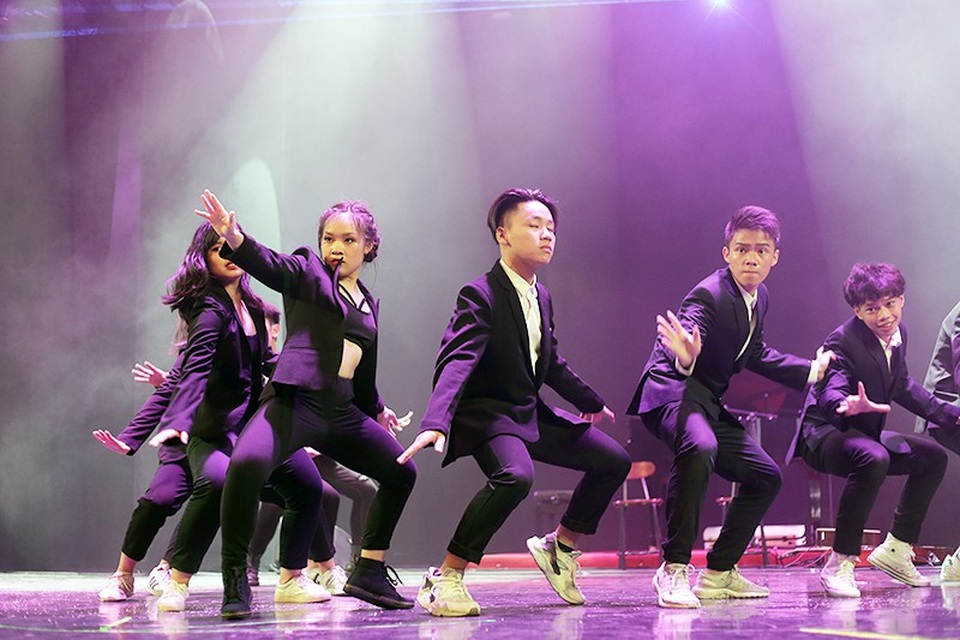 Học sinh chuyên Ams tái hiện "nụ hôn đánh thức" trên sân khấu nhạc kịch - 10
Vở nhạc kịch cũng là dịp để các nhóm nhảy còn đang ở tuổi học sinh thể hiện tài năng của mình.