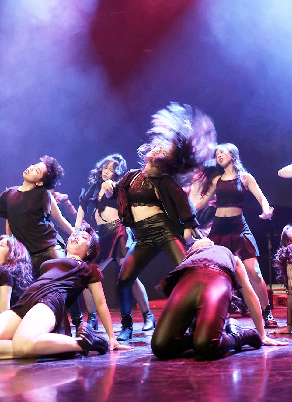 Học sinh chuyên Ams tái hiện "nụ hôn đánh thức" trên sân khấu nhạc kịch - 11
Những vũ điệu nóng bỏng nhận được không ít tràng vỗ tay tán thưởng của khán giả