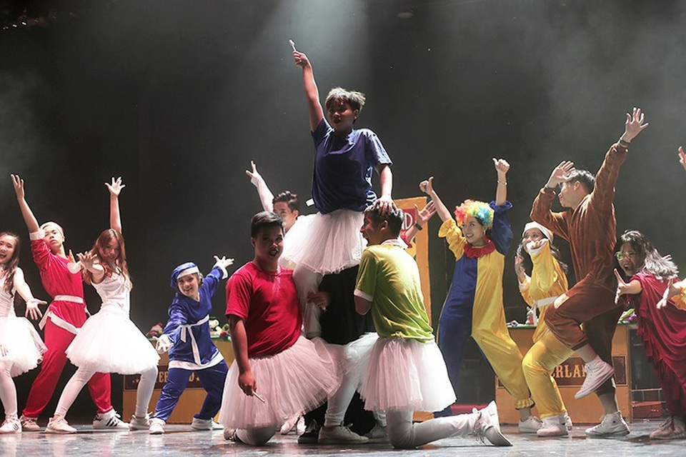 Học sinh chuyên Ams tái hiện "nụ hôn đánh thức" trên sân khấu nhạc kịch - 2
Bối cảnh của vở kịch được diễn ra ở thành phố đồ chơi mang tên Neverland, nơi mọi thần dân luôn yêu đời, lạc quan, yêu ca hát.