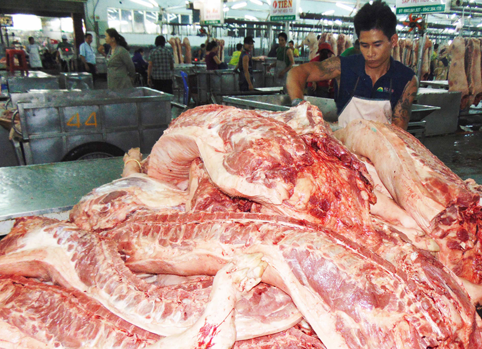 Nên ăn thịt nóng hay thịt mát? - 1 Thịt heo tươi được kinh doanh trong chợ đầu mối Hóc Môn (TP.HCM). Ảnh: TRẦN NGỌC