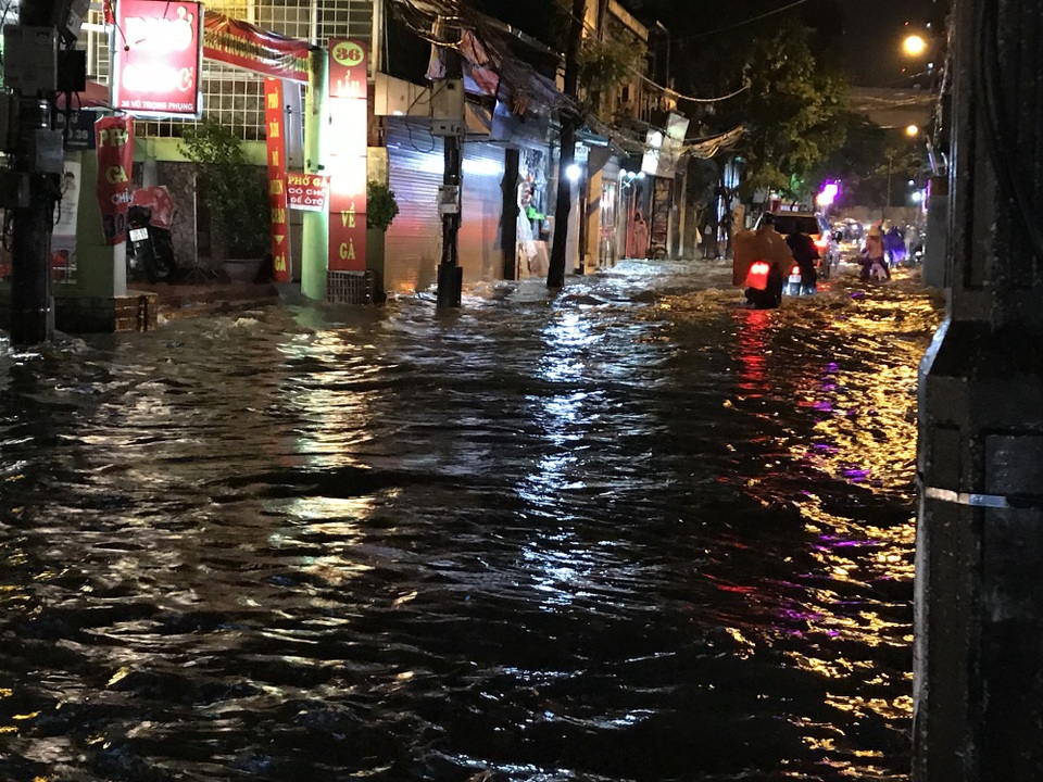 Nhiều tuyến đường Hà Nội “tê liệt” sau trận mưa lớn cuối ngày - 6 Nhiều tuyến đường Hà Nội “tê liệt” sau trận mưa lớn cuối ngày - 6