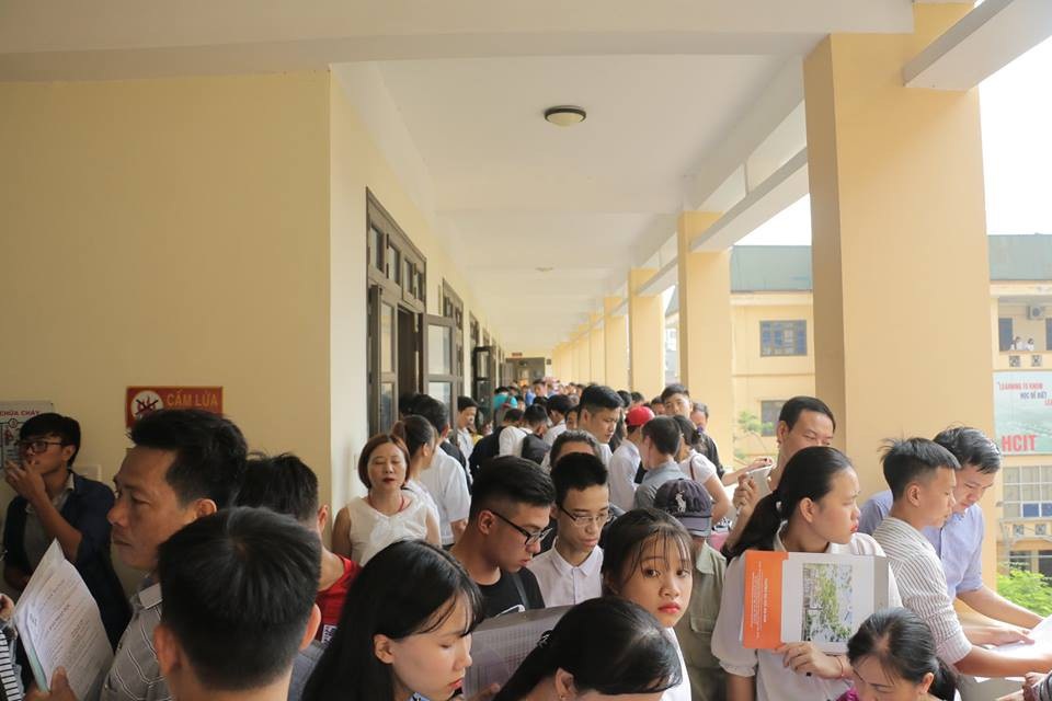 Lượng hồ sơ đăng ký vào trường ngoài công lập tăng mạnh - 2
Hàng nghìn phụ huynh và thí sinh đến làm thủ tục nhập học tại trường ĐH Đại Nam trong những ngày vừa qua