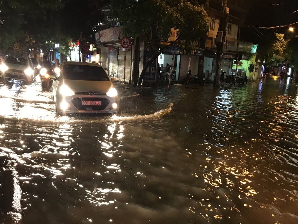 Nhiều tuyến đường Hà Nội “tê liệt” sau trận mưa lớn cuối ngày - 7 Nhiều tuyến đường Hà Nội “tê liệt” sau trận mưa lớn cuối ngày - 7