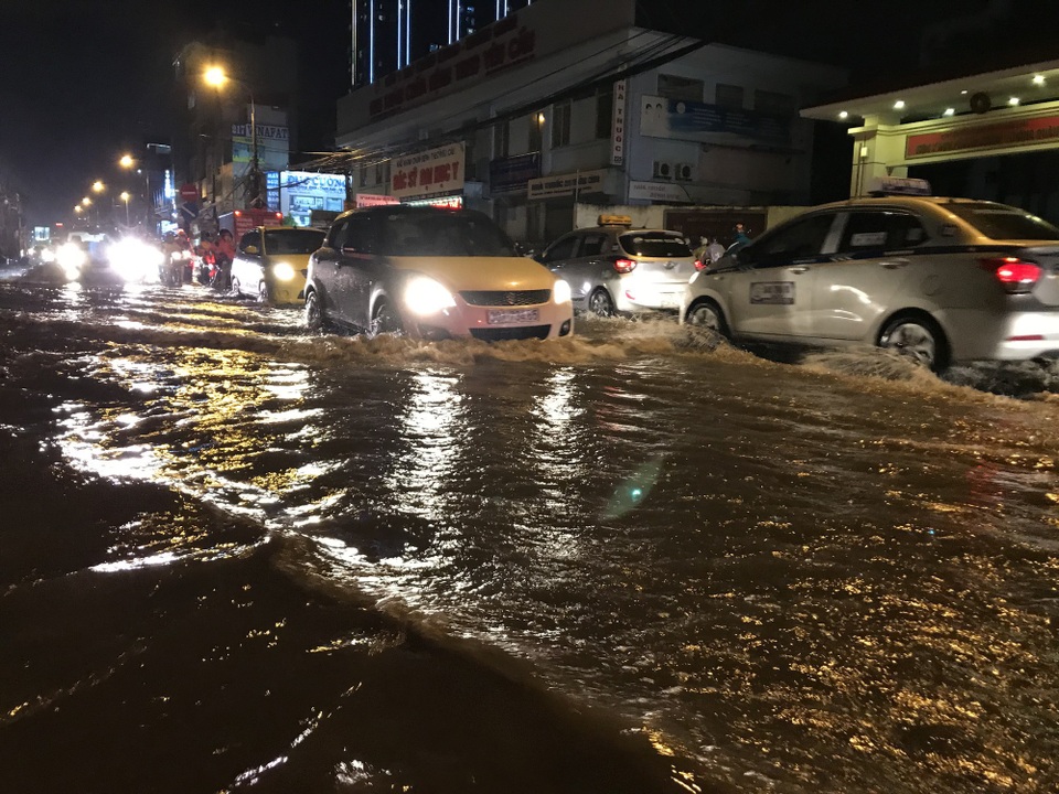 Nhiều tuyến đường Hà Nội “tê liệt” sau trận mưa lớn cuối ngày - 11 Nhiều tuyến đường Hà Nội “tê liệt” sau trận mưa lớn cuối ngày - 11