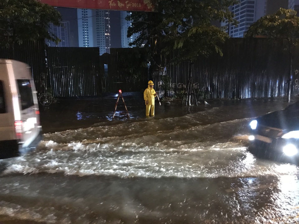 Nhiều tuyến đường Hà Nội “tê liệt” sau trận mưa lớn cuối ngày - 14 Đường Nguyễn Chánh...