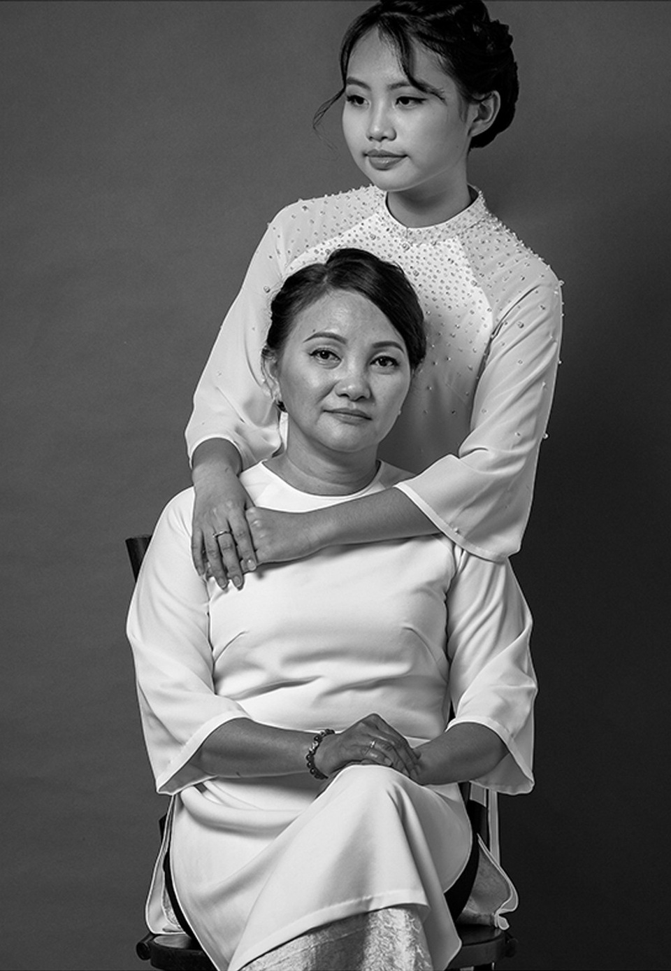  “Những shoot hình mới sẽ đánh dấu kỷ niệm nhiều hơn giữa hai má con, thay lời cảm ơn em muốn gửi tới má - Phương Mỹ Chi cho biết.