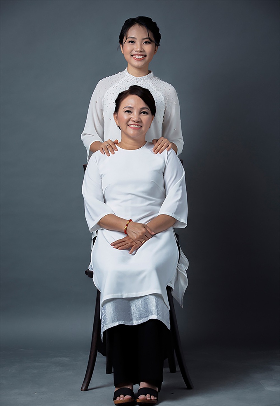 Bên cạnh sự hỗ trợ, dìu dắt từ ba nuôi Quang Lê, sự chăm sóc, đồng hành của mẹ chính là động lực để Phương Mỹ Chi luôn cố gắng, nỗ lực trên con đường ca hát chuyên nghiệp lẫn việc học văn hoá ở trường. Đây cũng là lý do cô bé quyết tâm thực ảnh bộ ảnh đầu tiên cùng đấng sinh thành nhân mùa Vu Lan năm nay.