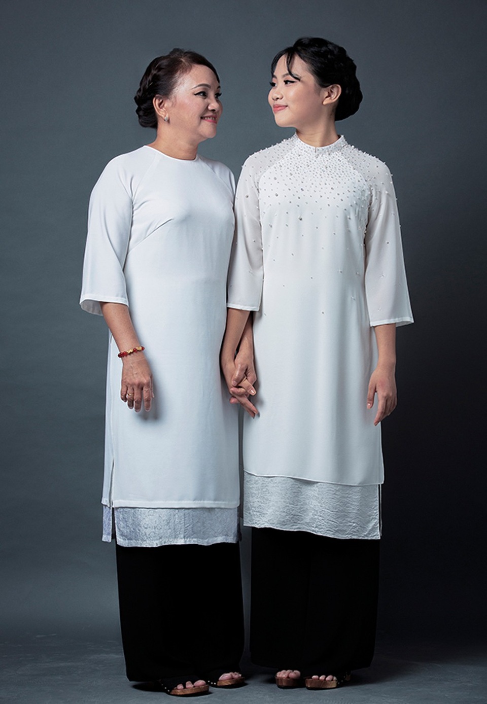 Không còn là cô bé 10 tuổi nhỏ bé nép trong vòng tay của mẹ tại cuộc thi hát năm nào, Phương Mỹ Chi giờ đây đã trở thành thiếu nữ 15 tuổi, cao hơn cả mẹ mình. 