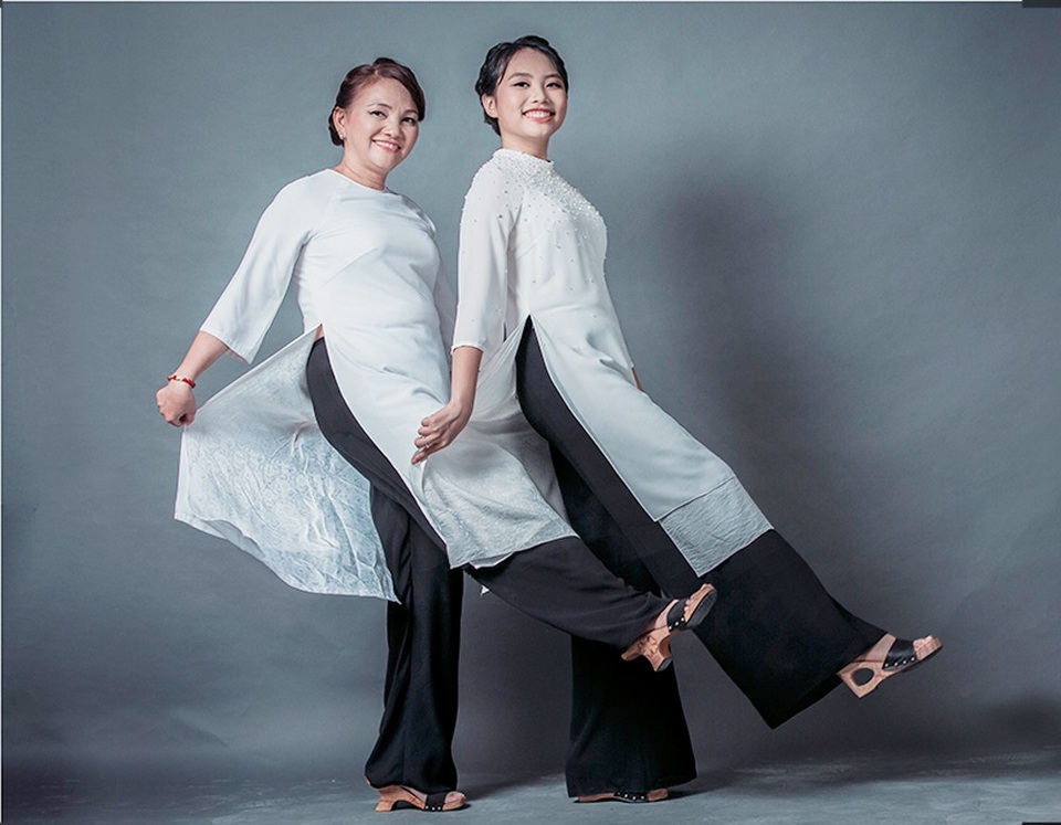 Phương Mỹ Chi bất ngờ tiết lộ, dù đã bước sang tuổi 50, mẹ mình vẫn như con nít vậy, vẫn muốn đồng hành cùng con gái trong tất cả hoạt động. Nếu em không cho, mẹ sẽ dùng chiêu nói lẫy lớn rồi, nên bỏ rơi tôi cho tôi ở nhà buồn. Tuy nhiên, Phương Mỹ Chi chẳng cảm thấy khó chịu hay phiền gì vì bản thân hiểu tất cả cũng do mẹ quá lo lắng cho mình.