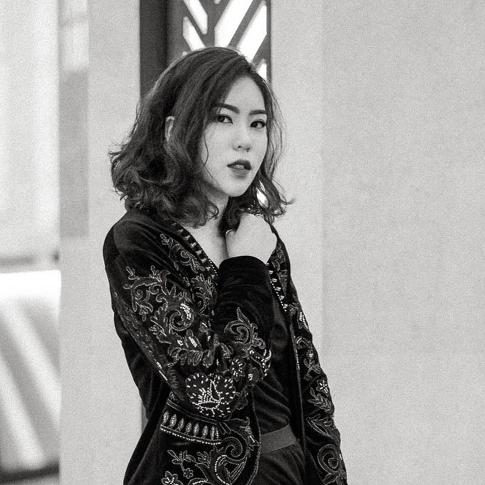 Gặp nữ thủ khoa ngành cực chất và cá tính của ĐH Sân khấu Điện ảnh HN - 4 Chia sẻ về cơ duyên đến với bộ môn nghệ thuật này, Fen cho biết: “Cái duyên nhiếp ảnh thực ra đến với mình từ rất sớm và tự nhiên. Mình bắt đầu nhận ra đam mê nó từ năm cấp 2, đến năm lớp 11 thì mình có chiếc máy ảnh đầu tiên. Khi đó mình bắt đầu chụp nhiều, mong muốn lưu giữ những khoảnh khắc đẹp thôi thúc mình cố gắng và đầu tư chất xám để có được những câu chuyện hay qua từng bức ảnh”.